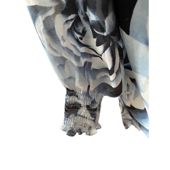 CALVIN KLEIN, SIZE 1X, BLUE FLORAL TOP, SHEER WITH LINING - Picture 4 of 6